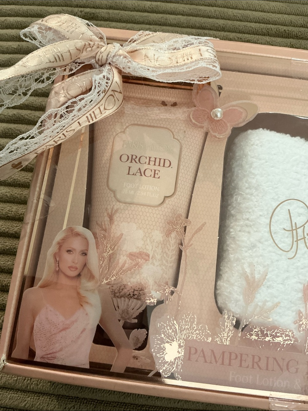 Paris Hilton Orchid Lace Foot & Body Spa Gift Set - Soft Pink & White - Picture 2 of 4